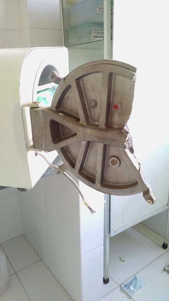 Brazil dental autoclave explosion (door detail)